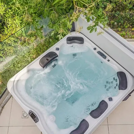 Luxury House With Exclusive Views 발렌다