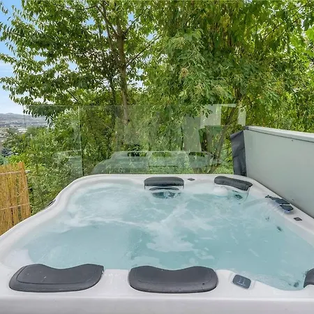 Luxury House With Exclusive Views 빌라 발렌다