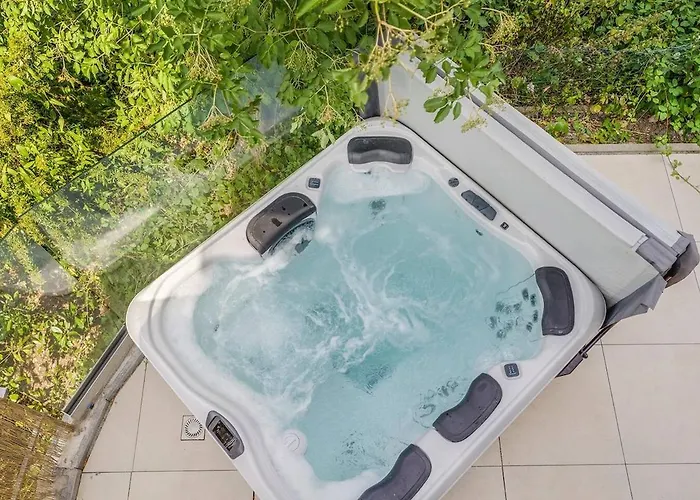 Luxury House With Exclusive Views ולנדר